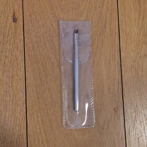 La Bella Donna Angled Eyeliner Brush - Picture 1 of 4